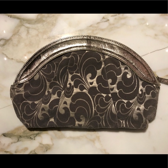 Clam shaped Grey Velvet Clutch - Picture 1 of 3
